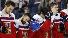 Medaile se nekoná, zklamaní čeští hokejisté (zleva Ondřej Vála, Marek Zachar,...