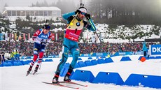 Martin Fourcade (vpravo) ujídí Emilu Heglu Svendsenovi ve stíhacím závod v...