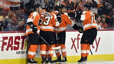 Hrái Philadelphia Flyers oslavují branku a premiérový bod v NHL Tyrella...