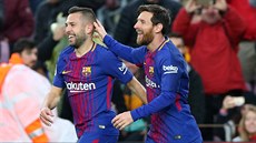 Fotbalisté Barcelony Lionel Messi (vpravo) a Jordi Alba slaví gól do sítě...