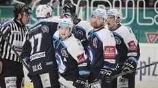 Hokejisté Plzně slaví branku do sítě Liberce.