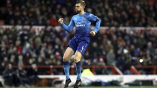 Per Mertesacker z Arsenalu slaví ve výskoku gól do sít Nottinghamu.