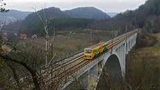 Viadukt pes Libochovku s tunelem A u Dolních Louek
