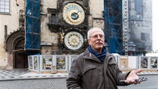 Petr Skála ped erstv zastaveným orlojem na Staromstském námstí v Praze....