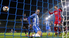 Útočník Brightonu Glenn Murray střílí vítězný gól v utkání třetího kola FA Cupu...