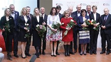 Dámy se svými prot�j�ky (sám je Petr Hannig)