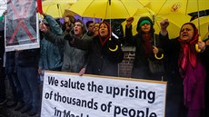 Podporu protestujícím Íráncům přišli lidé vyjádřit i před íránskou ambasádu v...