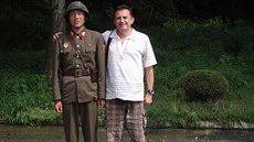 Karel Starý se severokorejským pohrani�níkem na hranici s Ji�ní Koreou v...