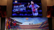 Philippe Coutinho pózuje v barvách Barcelony.
