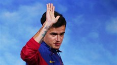 Philippe Coutinho pózuje v barvách Barcelony.