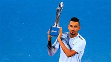 Nick Kyrgios s trofejí pro vít�ze turnaje v Brisbane.