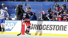 Paul Carey z New York Rangers se raduje se spoluhrái na stídace z gólu v...