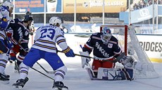 Gólman Henrik Lundqvist z New York Rangers likviduje anci Sama Reinharta z...