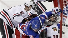 Mats Zuccarello (v modrém) z New York Rangers naráí do chicagského brankáe...