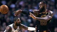 LeBron James z Clevelandu odehrává mí ped bostonským Kyriem Irvingem.