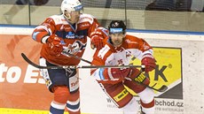 Zkuený útoník Zbynk Irgl (vpravo) odstartoval olomoucké msíní hostování...