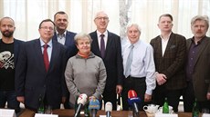 Prezidentský tým Ji�ího Draho�e: zleva �imon Ornest zastupující Ladislava...
