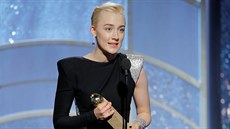 Saoirse Ronanová, nejlepší herečka v komedii, má cenu za Lady Bird