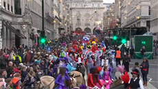 Tisíce umlc se pedstavují na londýnském New Year's Day Parade