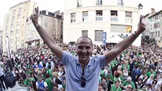 Červen 2015: Frédéric Forte slaví před fanoušky Limoges titul z francouzské...