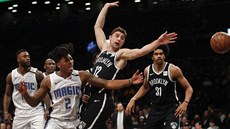 Elfrid Payton (vlevo) z Orlanda a Joe Harris z Brooklynu v souboji o mí.