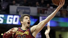 Kyle Korver z Clevelandu donáí mí do koe Portlandu kolem Pata Connaughtona.