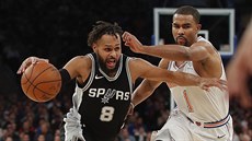 Patty Mills (vlevo) ze San Antonia obchází Ramona Sessionse z New Yorku.