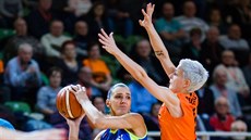 Marija Reanová (vlevo) z USK Praha pihrává v duelu s Polkowicemi kolem...