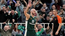 Nick Calathes z Panathinaikosu Atény slaví trojku proti Anadolu Efes Istanbul.