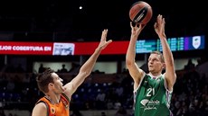 Adam Waczy�ski (vpravo) z Málagy st�ílí p�es Aarona Doornekampa z Valencie.