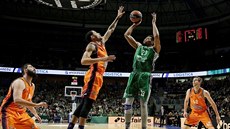 Jeff Brooks (23) z Málagy st�ílí p�es Ericka Greena z Valencie.
