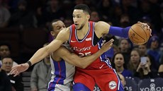 Ben Simmons (vpravo) z Philadelphie se tlaí do Averyho Bradleyho z Detroitu.