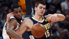 Derrick Favors (vlevo) z Utahu se petlauje s Nikolou Jokiem z Denveru.