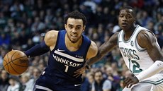 Tyus Jones (vlevo) z Minnesoty uniká Terrymu Rozierovi z Bostonu.