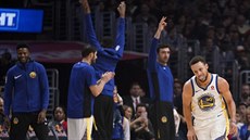 Stephen Curry (vpravo) z Golden State slaví trefu proti LA Clippers.