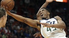 Donovan Mitchell z Utahu zakonuje proti Miami.