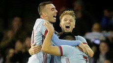 Iago Aspas (vlevo) oslavuje s Danielem Wassem a Maxim Gomezem gól Celty Vigo.
