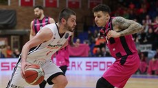 Nymburský basketbalista Dardan Beria (vlevo) útoí kolem Konstantina Kleina z...