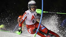 Nina-Haver Lösethová bhem slalomu ve Flachau