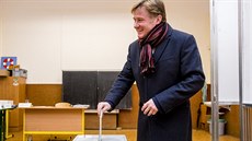 Kandidát do Senátu za Trutnovsko Jan Sobotka (STAN) odevzdal svůj hlas ve...