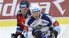 Daniel Kren�elok z Vítkovic (vlevo) a brn�nský úto�ník Radim Zohorna v...