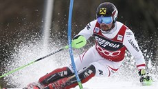 Rakouský lya Marcel Hirscher na trati slalomu v Záhebu