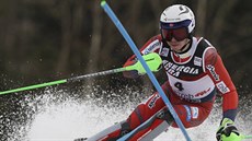 Norský lya Henrik Kristoffersen na trati slalomu v Záhebu