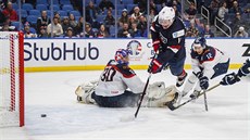 Americký útoník Casey Mittelstadt dává gól do slovenské sít.