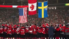 Kanadští hokejisté do 20 let zpívají hymnu po vítězném finále na mistrovství...