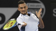 Australský tenista Nick Kyrgios returnuje ve finále turnaje v Brisbane.