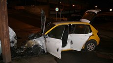 Po�ár dvou voz� v Kejzlarov� ulici v Hradci Králové (7. 1. 2018)