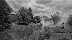 Jeden ze snímk� z cyklu P�íb�h fialové �eky, v n�m� autor mapuje tok Bíliny...