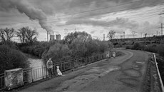 Jeden ze snímk� z cyklu P�íb�h fialové �eky, v n�m� autor mapuje tok Bíliny...