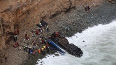 Záchranáři zasahují po tragické nehodě autobusu v Peru. (2. ledna 2017)